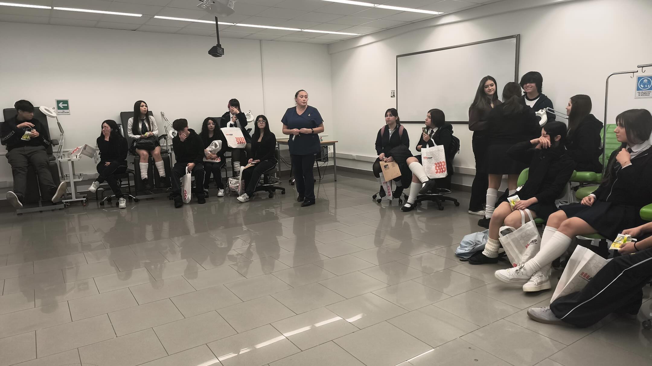Visita de nuestros Terceros Medios al instituto AIEP en su sede de Valparaíso. 📚